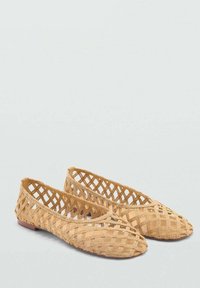 Ballerine realizzate in materiale perforato color tan, con un design a reticolo, punta affusolata e suola piatta per una vestibilità confortevole.