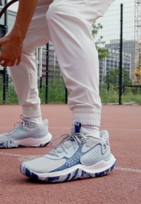 Under Armour JET '23 - Basketballsko - mod gray/nimbus blue/tech blue