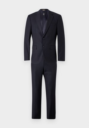 Granatowy garnitur w prążki z dwukluczową marynarką, klapami w kształcie notcha i dopasowanymi spodniami, w kolorze współgrającym, z dopasowanym krojem i gładką teksturą materiału.