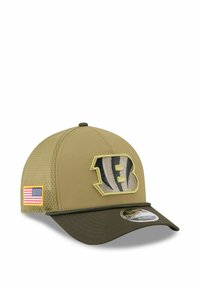 Khakifarbene Baseballmütze mit einem dunkelgrünen Schirm, ausgestattet mit einem strukturierten 'B'-Logo und einem Aufnäher der amerikanischen Flagge an der Seite. Das Mesh-Heck sorgt für Belüftung.