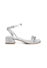 Sandal in raso argento con dettaglio a nodo sulla punta, fascia alla caviglia e tacco basso e spesso. Suola piatta con finitura testurizzata.