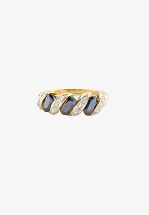 Anello d'oro con tre ovali pietre blu circondati da piccoli dettagli bianchi, con un design intrecciato lungo la fascia.