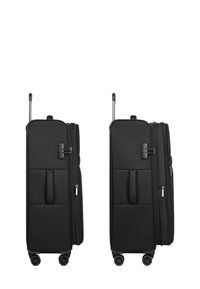 Zwarte koffer met een gestructureerde stoffen buitenkant, twee ritscompartimenten, een uitschuifbare handgreep en vier multidirectionele wielen.