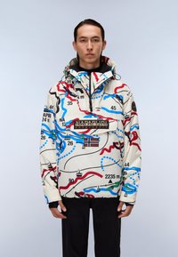 Jacke mit Kartenmuster in Weiß mit roten, blauen und grünen Linien. Verfügt über eine Fronttasche mit Branding und eine Kapuze, gefertigt aus leichtem Material.