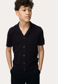 Camisa de botones de manga corta en un azul marino oscuro con un patrón texturizado y cuello con muesca, que presenta botones marrones en el frente.