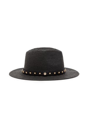 Czarny pleciony kapelusz fedora z szerokim rondem i czarną opaską ozdobioną złotymi piramidalnymi ćwiekami oraz jednym okrągłym złotym elementem ozdobnym.