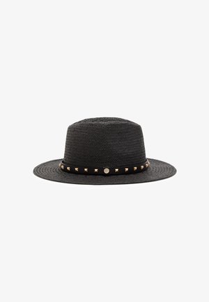 Chapeau fedora tissé noir avec large bord et bande noire ornée de clous pyramides dorés et d'un seul embellissement rond doré.