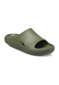 Olivgrüne Crocs-Sandalen zum Hineinschlüpfen mit strukturiertem Fussbett, offener Zehenpartie und kleinen Belüftungsschlitzen auf weißem Hintergrund.