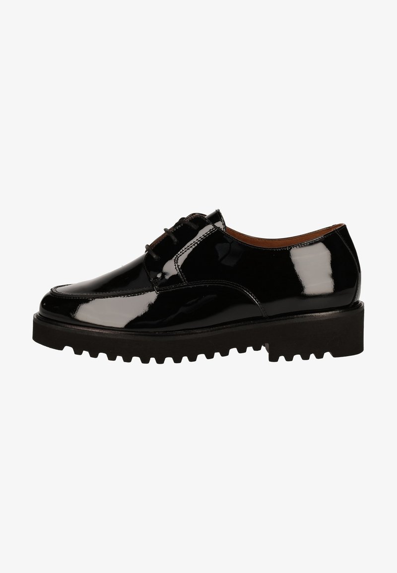 Chaussure en cuir verni noir à bout arrondi, fermeture à lacets et semelle épaisse texturée avec des crampons proéminents pour l'adhérence.