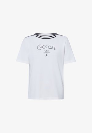 Chemise blanche à manches courtes avec des rayures bleu marine sur le col marin et le texte « Ocean Love » au-dessus d'une petite ancre dans le dos.