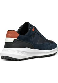 Sneakers en daim marine avec des accents en caoutchouc noir, semelle épaisse blanche et détail orange. Dotés d'un col rembourré et d'un panneau latéral texturé.