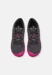 Sive tenisice za atletiku s mrežastim gornjim dijelom, ružičastim detaljima i teksturiranim potplatima. Imaju crne vezice i oznaku "MERRELL" na jeziku.