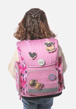 Zaino rosa con motivo a impronta di zampa, topolino di peluche e toppe a forma di cuore, dettagli in argento e molteplici scomparti. Il tessuto appare resistente e strutturato.