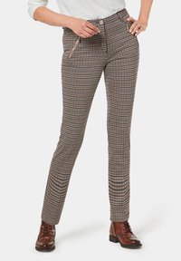 Bruine en beige geruite broeken met een slim fit, voorzien van een knoopsluiting en zijzakken, gecombineerd met bruin veterschoenen.