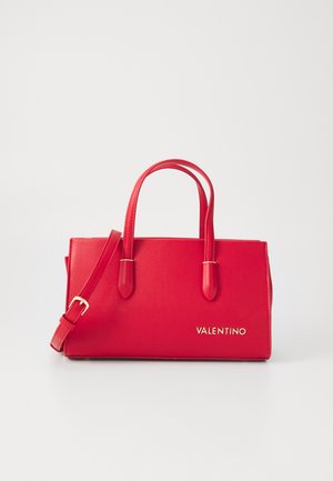 Bolso de mano de cuero rojo con dos asas cortas y una correa de hombro desmontable. Presenta un logotipo dorado en la parte frontal y una forma estructurada.