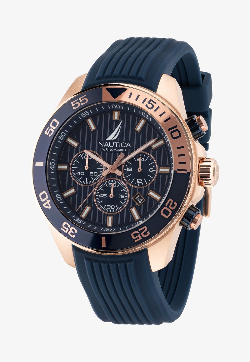 Nautica hronogrāfa pulkstenis ar jūras zila silikona siksnu, rozā zelta toni nerūsējošā tērauda korpusu, melnu teksturētu disku un kontrastējošiem stundu marķieriem.