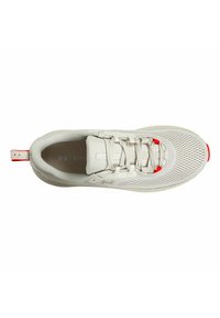 Weißer Sportschuh mit einem Mesh-Obermaterial, strukturiertem Sohle und roten Akzenten. Verfügt über eine gepolsterte Zunge und eine Schnürung für einen sicheren Sitz.