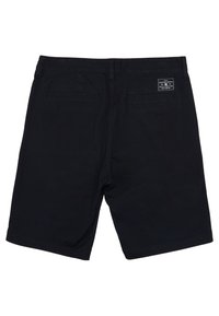 Schwarze Shorts mit flacher Vorderseite, zwei Gesäßtaschen und einem Etikett in der Nähe des Bundes. Hergestellt aus einem glatten, strapazierfähigen Stoff.