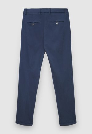 Pantaloni blu navy realizzati con un tessuto morbido, caratterizzati da una linea a gamba dritta, due tasche posteriori con chiusura a bottone e una finitura pulita all'orlo.