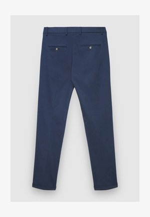 Pantaloni blu navy realizzati con un tessuto morbido, caratterizzati da una linea a gamba dritta, due tasche posteriori con chiusura a bottone e una finitura pulita all'orlo.