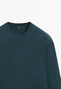 Tmavě modrozelený pletený svetr s kulatým výstřihem, ribbenými manžetami a hladkým povrchem, s štítkem "Massimo Dutti" uvnitř límce.