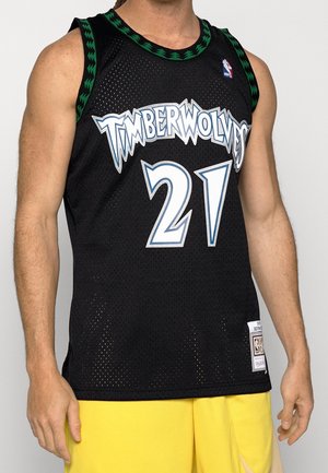 Mouwloos zwart basketbalshirt met "Timberwolves" en nummer 21 in wit, gedragen door persoon met gele korte broek tegen een effen achtergrond.