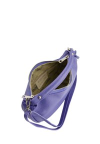 Lila Lederhandtasche mit strukturiertem Finish, Reißverschluss und verstellbarem Tragegurt. Innenfutter mit einem Markenmuster.
