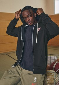 Nike Performance NBA CHICAGO BULLS FULL ZIP HOODY - Klubu apģērbs - black/pale ivory/red stardust