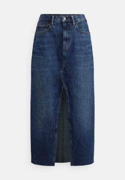 Tmavomodrá rifľová midi sukňa s predným rozparkom, pútkami na opasok, zapínaním na gombíky a prednými vreckami, zobrazená na bielom pozadí.