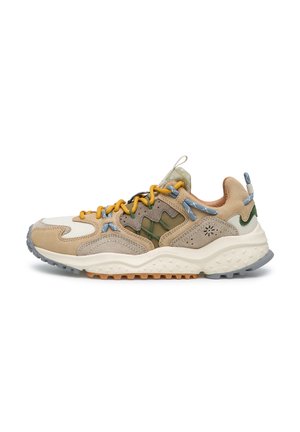 Sneaker basse beige e verde oliva chiaro con lacci gialli, suola testurizzata e linguette sulla linguetta e sul tallone per una facile calzata.