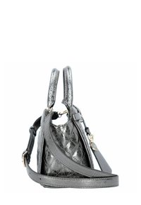 Borsa a mano in pelle nera lucida con una delicata texture a motivo, due manici corti e una tracolla regolabile, mostrata da un'angolazione laterale.