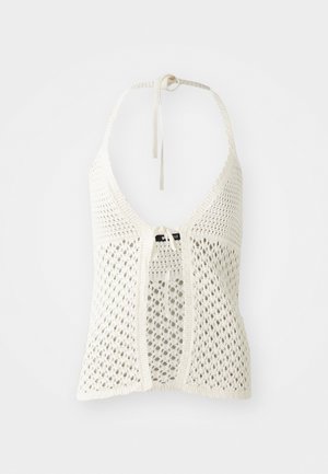 Valkoinen virkattu halterneck-toppi, jossa on avoin muotoilu, säädettävät kaulaketjut ja edessä solmittava kiinnitys, sekä kiinteä aluspuku tuen tarjoamiseksi.