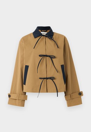 Brun kort jacka med marinblå krage och detaljer, med tre framslutningar och knäppning vid ärmsluten. Slät tyg med en strukturerad design.