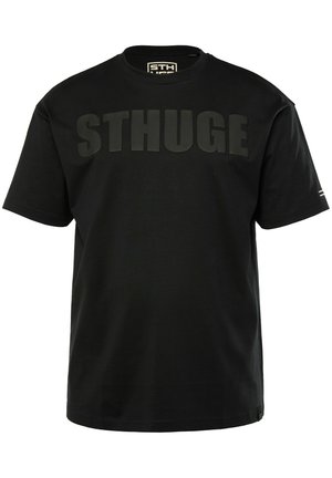 Černé tričko s krátkým rukávem a velkým, vyvýšeným nápisem "STHUGE" přes hruď a kulatým výstřihem.