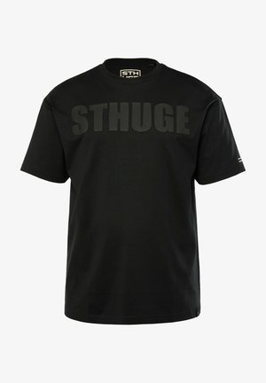 Zwarte T-shirt met korte mouwen met grote, verhoogde "STHUGE" letters over de borst en een ronde halslijn.