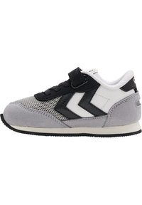 Grau und schwarze Sneaker aus Mesh- und Wildledermaterialien, mit einem weißen Logo, Schnürverschluss und einem Klettverschluss. Strukturiierte Gummisohle.