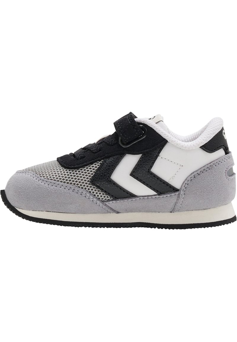 Grau und schwarze Sneaker aus Mesh- und Wildledermaterialien, mit einem weißen Logo, Schnürverschluss und einem Klettverschluss. Strukturiierte Gummisohle.