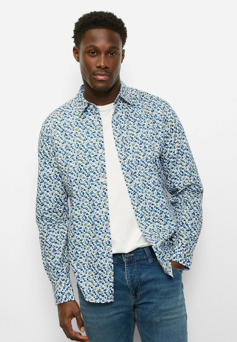 Langärmeliges Hemd mit blauem, grünem und weißem Blumenmuster. Hergestellt aus leichtem Stoff, mit einem Hemdkragen mit Knöpfen und lockerer Passform.