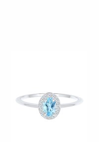 Sølvring med en ovalskåret lyseblå sten, omgivet af en ring af små klare sten. Glat bånd, minimalistisk design.