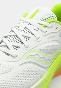 Saucony SURGE 3 - Tekaški copati za cesto - white/citron
