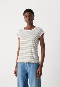 T-shirt a righe in crema chiaro e oliva, con colletto rotondo e maniche corte, realizzata in morbido cotone. Decorata con un piccolo etichetta.