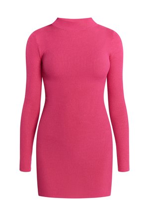 Vestido de punto acanalado rosa con cuello alto, mangas largas y una silueta ajustada, que presenta una textura suave y detalles de diseño mínimos.