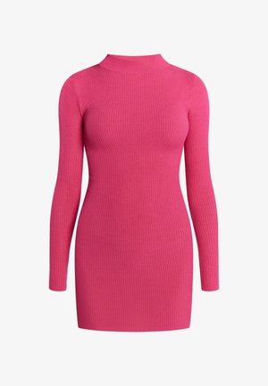 Vestido de punto acanalado rosa con cuello alto, mangas largas y una silueta ajustada, que presenta una textura suave y detalles de diseño mínimos.