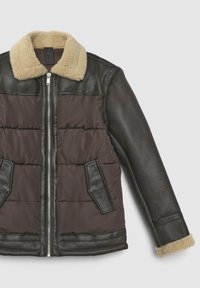 Veste en cuir marron et noir avec un col en shearling tan, un devant matelassé et une fermeture éclair, dotée de deux poches latérales.