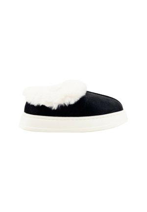 Pantuflas de ante negras con un suave puño de piel sintética blanca, suela gruesa de goma blanca, forma redondeada y diseño minimalista.