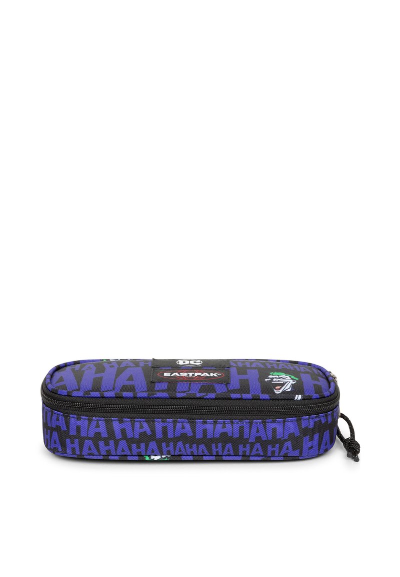 Portapenne di forma rettangolare con sfondo viola e testo nero che dice "HA." Include una cerniera e il logo del marchio sulla parte superiore.