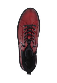Chaussure en cuir rouge avec des lacets noirs et un bout arrondi. Dotée d'une fermeture éclair sur le côté, d'un matériau texturé et d'un intérieur rembourré. Semelle en caoutchouc noire.