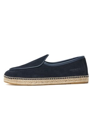 Espadrille noire en daim à enfiler avec semelle en jute tissé et bordure en cuir subtile, logo de la marque embossé sur le côté visible.