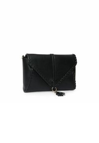 Clutch de piel negra con un diseño plegable, detalles de borde trenzado, cierre con cremallera en la parte frontal y un pequeño acento de borlas.