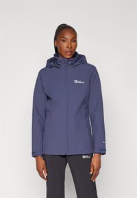Marineblauwe waterdichte jas met een rits aan de voorkant, verstelbare capuchon en logo op de borst. Gladde textuur en aangesloten ontwerp geschikt voor gebruik buitenshuis.